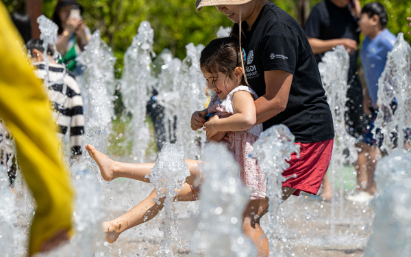 지난 6일 부산진구 부산시민공원 바닥분수가 무더운 날씨 속 물놀이를 나온 어린이들로 북적이고 있다. 이원준 기자