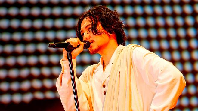 A scene from "Fujii Kaze Love All Serve All Stadium Live," starring Fujii Kaze (Netflix)