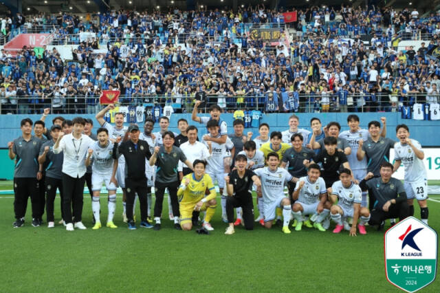 18일 대전월드컵경기장에서 열린 대전 하나시티즌과의 경기서 1대0으로 승리한 인천 유나이티드 선수단이 기념촬영을 하며 기뻐하고 있다.한국프로축구연맹 제공