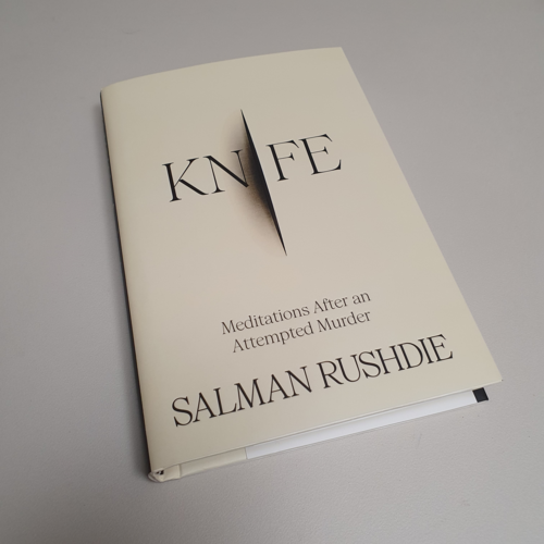 루슈디가 지난달 16일 출간한 회고록 ‘KNIFE’의 모습. ‘Meditations After an Attempted Murder(살인미수 후의 명상)’이라는 부제에서 짐작되듯이, 그가 살해 위협을 받았던 30년 넘는 세월을 돌아본 책입니다. 아직 한국어로는 출간되지 않았습니다. [김유태 기자]