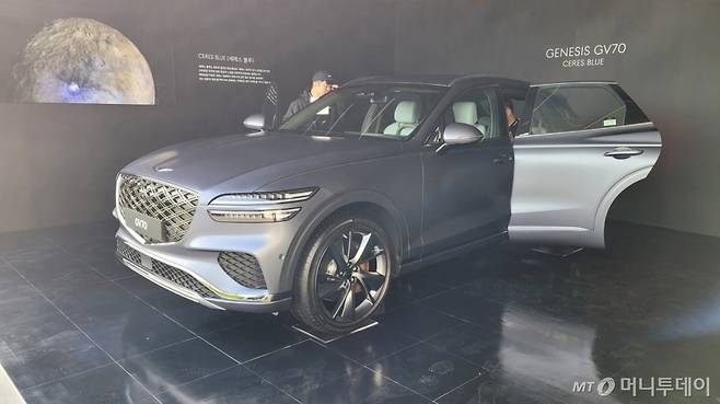 지난 17일 경기 용인 '제네시스 수지'. 외장 색상 '세레스 블루'(무광)가 적용된 GV70 부분 변경 모델./사진=김도균 기자