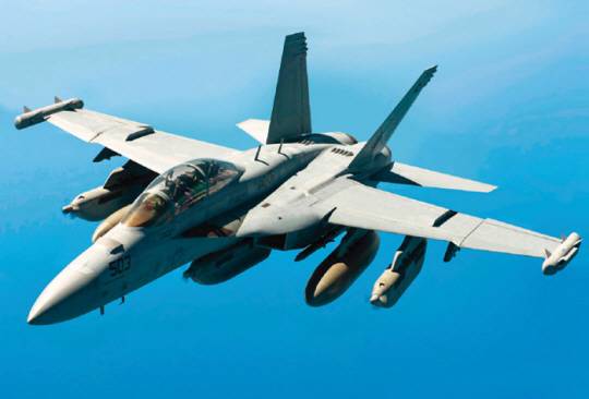 미군의 EA-18G 그라울러 전자전기. 7함대로 복귀하는 조지 워싱턴호에는 EA-18G 그라울러 전자전기에 탑재됐던 ALQ-99 전자전 포드가  올해 차세대 전자전 장비 ALQ-249 NGJ로 교체된다. 기존 장비는 약 150㎞ 거리에서 적 항공기와 지상 배치 레이더를 교란하는 수준이지만  신형 NGJ는 360㎞ 이상 거리에서 중국과 북한의 장거리 레이더 대부분을 먹통으로 만들 수 있다. 위키피디아