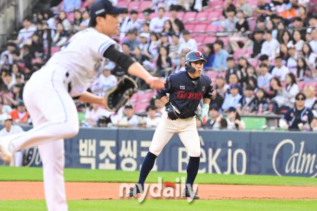  17일 서울 잠실야구장에서 진행된 '2024 신한 SOL 뱅크 KBO 리그' 롯데-두산의 경기. 롯데 황승빈이 1회초 볼넷으로 출루한 뒤 타자를 지켜보고 있다.