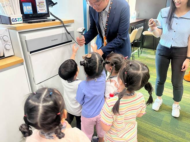 지난 13일 GS리테일의 직장 내 어린이집 푸르니 어린이집 소속 원아들이 본사 건물에서 셀프 계산대를 체험하고 있다. [GS리테일 제공]