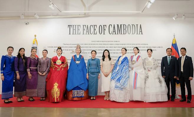 캄보디아 뺏 짠모니(H.E. Pich Chanmony) 영부인(가운데) 한국 환영행사는 한복과 캄보디아 전통의상의 어울림 속에 진행됐다.
