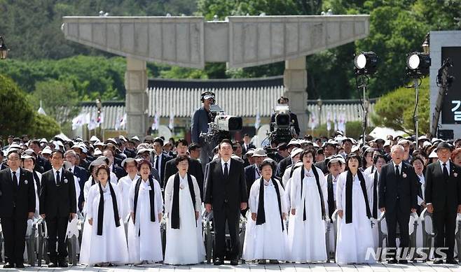 [광주=뉴시스] 조수정 기자 = 윤석열 대통령이 18일 광주 북구 국립5·18민주묘지에서 열린 제44주년 5·18민주화운동 기념식에서 애국가를 부르고 있다. 2024.05.18. chocrystal@newsis.com