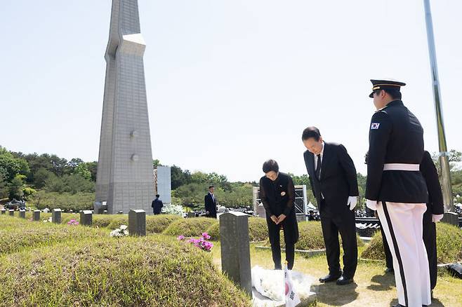 [서울=뉴시스] 윤석열 대통령이 18일 광주 북구 국립5·18민주묘지에서 열린 제44주년 5·18민주화운동 기념식에 참석한 뒤 고(故) 박금희 열사의 묘소를 찾아 참배하고 있다. (사진=대통령실 제공) 2024.05.18. photo@newsis.com *재판매 및 DB 금지