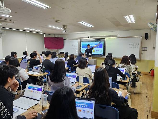 [창원=뉴시스] 18일 창원 반림중학교에서 중등교사 120여 명을 대상으로  ‘2024년 중등 인공지능 활용 미래형 수업 직무 연수’를 진행하는 모습.2024.05.18.(사진=경남교육청 제공) photo@newsis.com *재판매 및 DB 금지