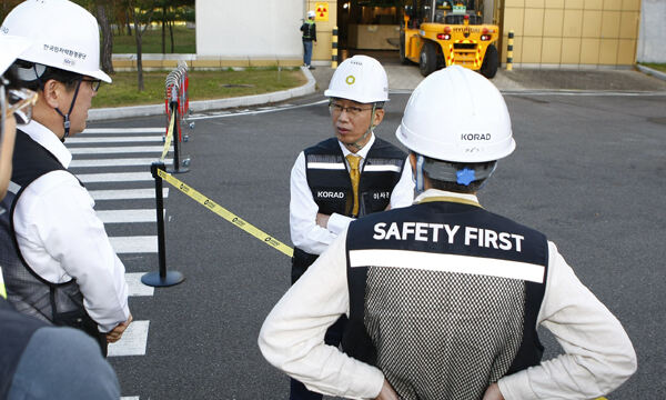 조성돈(오른쪽 두번째) 한국원자력환경공단 이사장이 방폐장 안전 점검을 실시하고 있다. 공단 제공