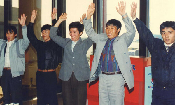 시베리아 벌목장을 탈출한 북한 벌목공 5명이 1994년 5월 18일 김포공항을 통해 입국하며 두 손을 들어 환호하고 있다. 세계일보 자료사진