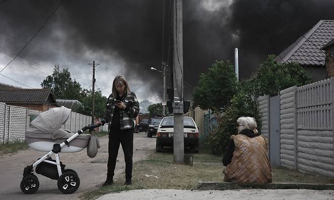 17일(현지시간) 우크라이나 하르키우에서 러시아군의 포격이 끝난 후 연기가 피어나고 있다. EPA연합뉴스