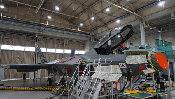 항공용 AESA 레이더를 탑재해 점검 중인 한국형 전투기 KF-21 ‘보라매’ 시제기. 사진 제공=한화시스템
