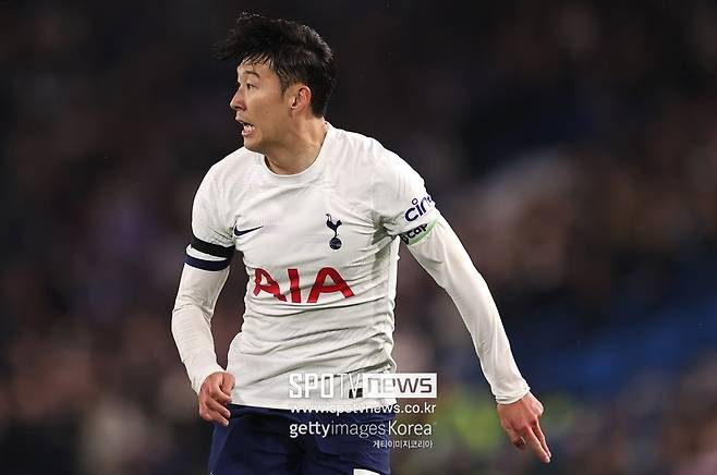 ▲ 손흥민의 맨체스터 시티 득점 실패가 여러 팀들을 울렸다. 토트넘은 유럽축구연맹(UEFA) 챔피언스리그 진출권을 놓쳤고, 아스널은 프리미어리그 1위를 맨시티에 내줬다. 하지만 손흥민에게 패배 책임이 너무 집중되고 있다. 워낙 1대1 찬스에서 실수가 없던 손흥민이기에 일어난 일이다. 급기야 아스널 미켈 아르테타 감독까지 나서 손흥민을 옹호했다. 아르테타 감독은 "골키퍼와 1대1 찬스에서 프리미어리그 공격수 하나를 택하라고 한다면 손흥민을 고르겠다. 그만큼 그는 기회를 놓치는 선수가 아니다. 물론 손흥민이 골을 넣지 못했을 때 나와 내 가족들은 크게 아쉬워했다"며 "농구 황제 마이클 조던은 현역 시절 수차례 위닝샷을 넣었다. 하지만 그런 조던도 늘 득점에 성공한 건 아니었다. 누구나 실수를 하고 기회는 놓친다. 이에 대해 뭐라고 할 수는 없는 일이다"고 목소리를 높였다.