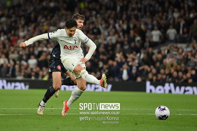 ▲ 손흥민의 맨체스터 시티 득점 실패가 여러 팀들을 울렸다. 토트넘은 유럽축구연맹(UEFA) 챔피언스리그 진출권을 놓쳤고, 아스널은 프리미어리그 1위를 맨시티에 내줬다. 하지만 손흥민에게 패배 책임이 너무 집중되고 있다. 워낙 1대1 찬스에서 실수가 없던 손흥민이기에 일어난 일이다. 급기야 아스널 미켈 아르테타 감독까지 나서 손흥민을 옹호했다. 아르테타 감독은 "골키퍼와 1대1 찬스에서 프리미어리그 공격수 하나를 택하라고 한다면 손흥민을 고르겠다. 그만큼 그는 기회를 놓치는 선수가 아니다. 물론 손흥민이 골을 넣지 못했을 때 나와 내 가족들은 크게 아쉬워했다"며 "농구 황제 마이클 조던은 현역 시절 수차례 위닝샷을 넣었다. 하지만 그런 조던도 늘 득점에 성공한 건 아니었다. 누구나 실수를 하고 기회는 놓친다. 이에 대해 뭐라고 할 수는 없는 일이다"고 목소리를 높였다.