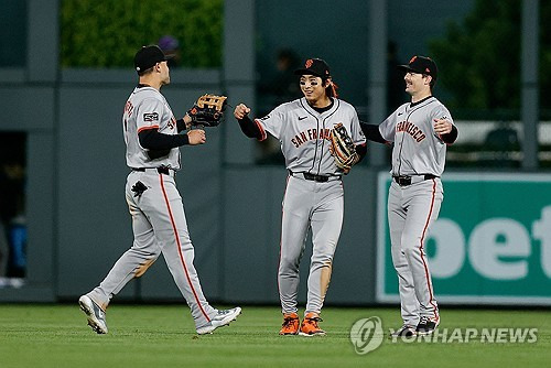 이정후가 시즌 아웃 진단을 받았다. 이정후 소속팀인 미국 메이저리그(MLB) 샌프란시스코 자이언츠 구단은 18일 이정후가 로스앤젤레스에서 닐 엘라트라체 박사를 만났고, 어깨 수술을 권유받았다며 이정후는 몇주 내 왼쪽 어깨 관절와순 봉합 수술을 받으며 2024년엔 그라운드에 서지 않을 전망이라고 밝혔다. 이정후는 지난 13일 신시내티와 홈 경기 1회 수비 도중 상대 타자 제이머 칸델라리오의 홈런성 타구를 쫓아가 공을 잡으려고 점프했으나 포구하지 못한 채 펜스에 강하게 부딪힌 뒤 쓰러졌다. 연합뉴스