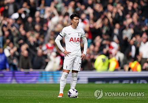 18일 영국 팀토크가 손흥민이 토트넘과 장기 계약이 아닌 단기 계약을 맺을 가능성이 높다고 전망했다. 토트넘이 내년 여름 계약이 만료되는 손흥민과 재계약을 맺는 건 당연한 일이지만 3년 그 이상의 계약은 맺기 힘들 것으로 예측했다. 또한 이번 시즌 후반기 손흥민의 경기력이 좋지 않았다며 다음 시즌 손흥민이 왼쪽에서 뛰게끔 하기 위해 중앙 공격수 영입이 꼭 필요하다고 강조했다. 연합뉴스