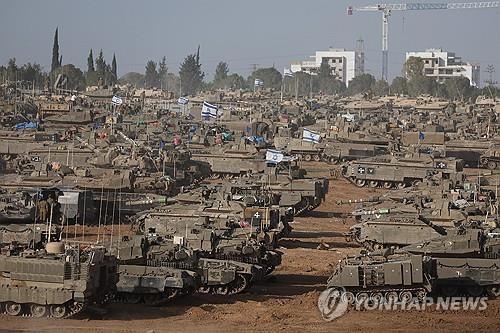 가자지구 분리장벽 인근에 집결한 이스라엘군 탱크와 장갑차  [EPA 연합뉴스 자료사진 재판매 및 DB 금지]