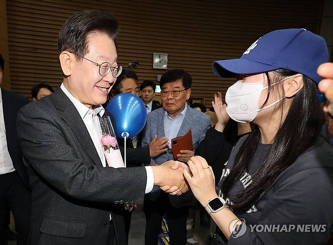 당원 행사에 참석하는 이재명 대표 (광주=연합뉴스) 조남수 기자 = 더불어민주당 이재명 대표가 18일 오후 광주 서구 김대중컨벤션센터에서 열린 '당원과 함께-민주당이 합니다' 호남편 행사에 참석하고 있다. 2024.5.18 iso64@yna.co.kr