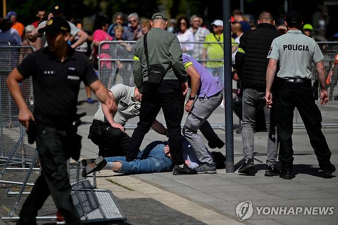 15일(현지시간) 로베르트 피초 슬로바키아 총리에게 총을 쏜 뒤 현장에서 체포된 범인 [로이터=연합뉴스 자료사진. 재판매 및 DB 금지]