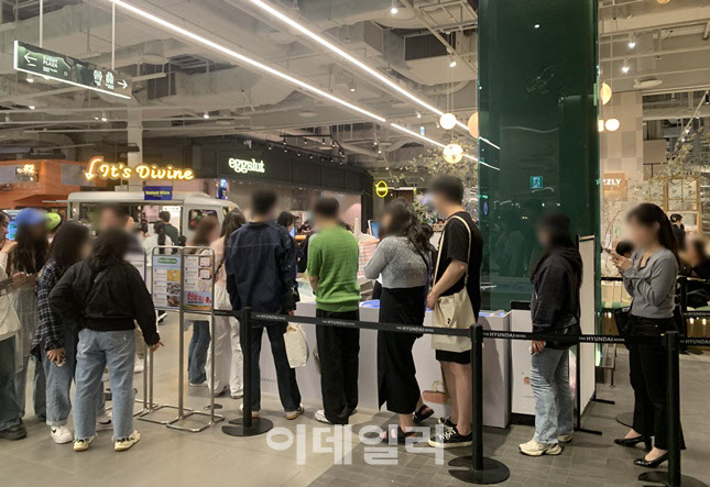 더현대 서울에서 열린 익산농협 생크림찹쌀떡 팝업스토어. 사람들이 구매를 대기하고 있다. (사진=한전진 기자)