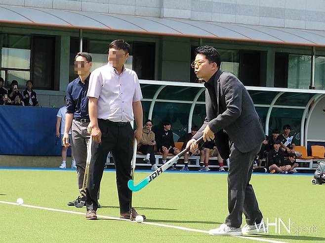 제44회 서울특별시협회장기 하키대회에서 시타에 나선 홍보대사 개그맨 김준호ⓒMHN스포츠 DB