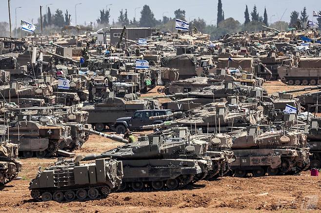 이스라엘군 전차와 장갑차 등 기갑부대가 9일 남부 가자접경지에 떼지어 집결해 마치 라파 공격 명령을 기다리는 모양새이다. 남다른 덩치의 이스라엘 주력 메르카바 전차는 세계에서 방호력이 가장 우수한 탱크로 평가된다. 2024.05.09 ⓒ AFP=뉴스1 ⓒ News1 권진영기자