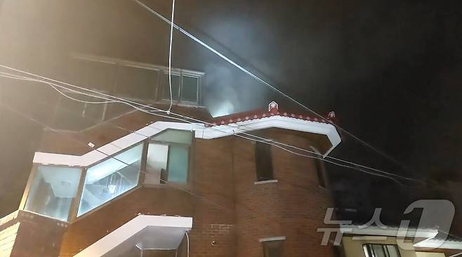 19일 오전 2시 33분 서울 성북구의 한 다가구주택 2층에서 불이 나 거주자 1명이 숨졌다.(성북소방서 제공)
