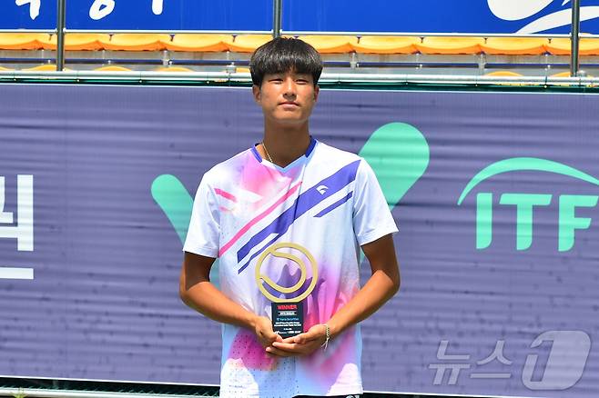 김무빈은 19일 강원도 양구 테니스파크에서 열린 대회 마지막 날 남자 단식 결승에서 고민호(양구고)를 44분만에 2-0(6-0 6-0)으로 제압하고 우승컵을 들어올렸다.(대한테니스협회 제공)