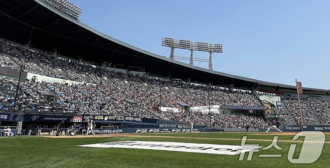 3경기 연속 만원관중을 달성한 19일 오후 서울 송파구 잠실야구장에서 프로야구 '2024 신한 SOL 뱅크 KBO리그' 롯데 자이언츠와 두산 베어스 경기가 진행되고 있다. 2024.5.19/뉴스1 ⓒ News1 박지혜 기자