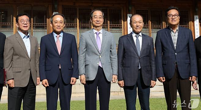 12일 오후 서울 종로구 총리 공관에서 열린 고위당정협의회에 앞서 한덕수 국무총리를 비롯한 참석자들이 기념촬영을 하고 있다. 왼쪽부터 홍철호 대통령실정무수석, 추경호 국민의힘 원내대표, 한덕수 국무총리, 황우여 국민의힘 비상대책위원장, 정진석 대통령실 비서실장. 2024.5.12/뉴스1 ⓒ News1 박지혜 기자