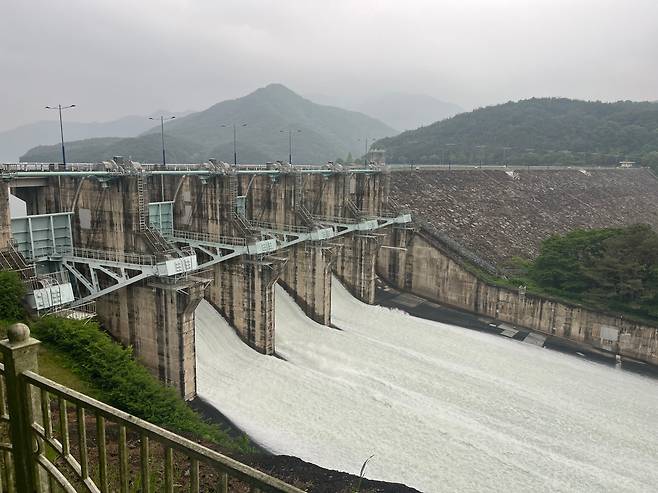 지난 6일 전남 순천 주암댐에서 초당 150㎥씩 물을 방류하고 있다. 이곳엔 전국 다목적댐 20곳 가운데 올해 가장 많은 비가 내렸다. /한국수자원공사