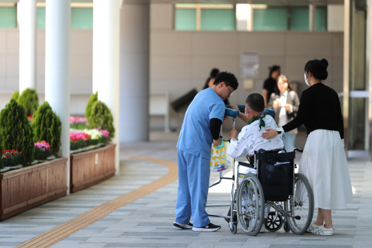 법원이 의대증원 집행정지 가처분 신청을 각하·기각한 16일, 대전 서구의 한 대학병원에서 의료진이 거동이 불편한 환자의 재활 치료를 위해 함께 걷고 있다. 김영태 기자
