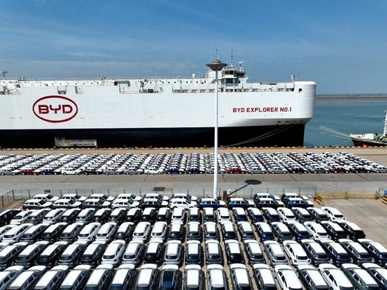 지난 4월 25일 중국 장쑤성 롄윈강 항구에서 비야디(BYD) 전기차가 브라질 수출을 위해 선적을 기다리고 있다. ⓒ 로이터/연합뉴스