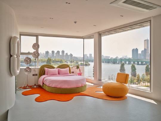 오는 7월16일 문을 여는 서울 한강대교 전망호텔 침실 내부.  [서울시 제공}