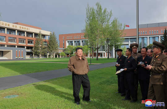 지난 5월16일 조선중앙통신은 김정은 북한 국무위원장이 그 전날(15일) 새로 완공한 노동당 중앙간부학교를 방문했다고 보도했다.<조선중앙통신·연합뉴스 사진>
