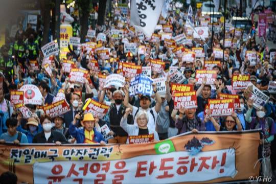 5·18 광주 민주화운동 제44주년을 맞은 지난 5월18일 '촛불행동'(상임대표 김민웅 목사) 집행부와 회원들이 서울 시청역~숭례문 일대에서 이른바 '윤석열 퇴진, 김건희 특검 90차 촛불대행진' 집회와 행진을 하고 있다.<'촛불행동' 페이스북 페이지 사진>