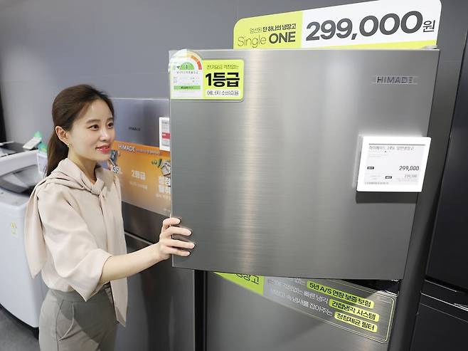 롯데하이마트가 자체브랜드(PB)인 하이메이드로 출시한 냉장고 '싱글 원'(Single ONE)'가 출시 2주 만에 초도물량인 3000대가 전부 팔렸다. 롯데하이마트 제공