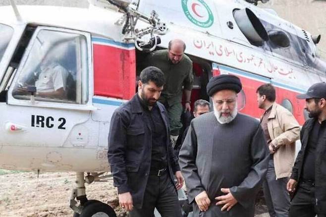 에브라힘 라이시 이란 대통령이 과거 헬기에서 내리고 있는 모습. 이슬람공화국통신 갈무리