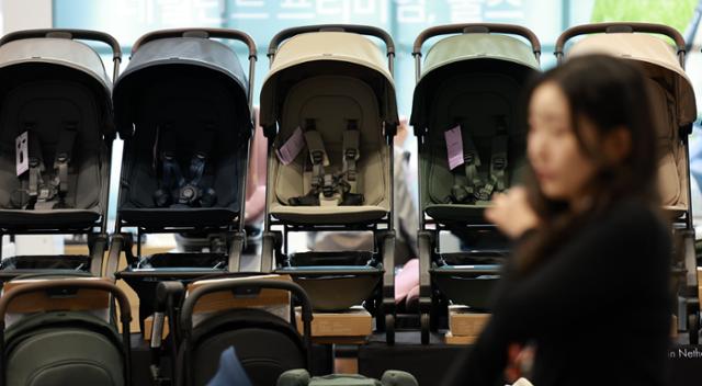 9일 오후 경기 고양시 일산서구 킨텍스에서 열린 한 유아용품 박람회장에서 관람객들이 유모차를 살펴보고 있다. 뉴시스