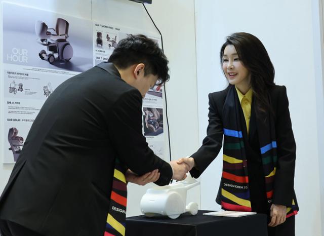 김건희 여사가 지난해 11월 1일 오후 서울 강남구 코엑스에서 열린 디자인 코리아 2023 개막식에 참석해 참가부스를 관람하며 인사하고 있다. 서재훈 기자