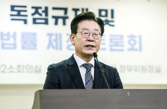 이재명 더불어민주당 대표가 지난해 1월 17일 서울 영등포구 국회 의원회관에서 열린 ‘온라인 플랫폼 독점규제 및 공정거래에 관한 법률제정 토론회’에 참석해 축사를 하는 모습. 민주당은 플랫폼 독과점 제한을 위한 규제 입법을 22대 총선 공약으로 내걸었다. 중앙포토