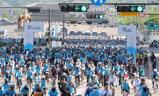 2024 서울 자전거대행진이 열린 19일 오전 8시 참가자들이 광화문 광장에서 출발하고 있다. 강정현 기자