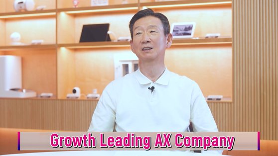 LG유플러스가 'AI 전환으로 고객의 성장을 이끄는 회사'(Growth Leading AX Company)라는 새 브랜드 슬로건을 공개했다고 19일 밝혔다. 사진은 황현식 LG유플러스 사장이 지난 17일 열린 온라인 성과 공유회에서 브랜드 슬로건을 설명하는 모습. LG유플러스