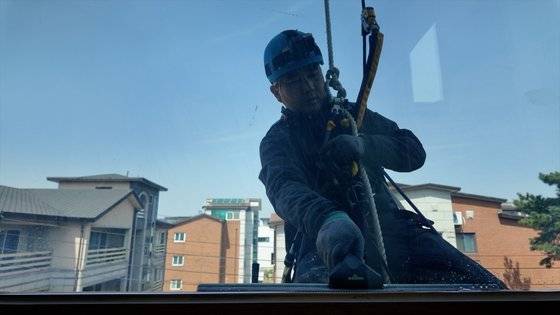 PD들은 해녀, 로프공, 주간 요양보호사 등 다양한 직접을 직접 체험한다. 사진 EBS