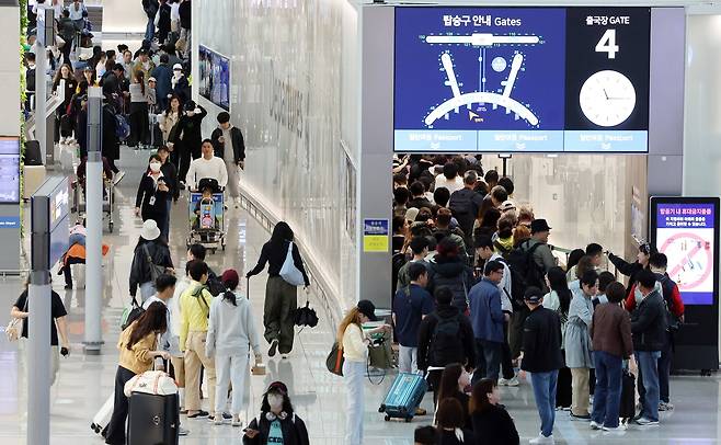 어린이날 연휴 마지막 날인 지난 6일 인천국제공항이 이용객들로 북적이고 있다. 뉴스1