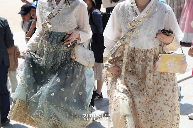 최응천 국가유산청장이 “경복궁 근처 ‘국적 불명 한복’ 개선할 것”이라고 말한 가운데 19일 서울 종로구 경복궁을 찾은 관광객들이 한복을 입고 관광을 하고 있다. 정효진 기자
