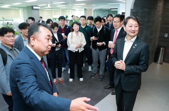 Korean Industry Minister Ahn Duk-geun, right, gets briefed at Gaonchips' office by its CEO Jung Kyu-dong, left, on Friday. [MINISTRY OF TRADE, INDUSTRY AND ENERGY]