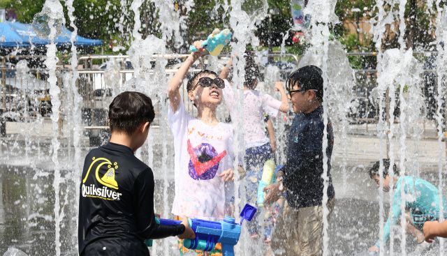 초여름의 더운 날씨를 보인 19일 서울 종로구 광화문광장 바닥분수대에서 어린이들이 즐거운 시간을 보내고 있다. 연합뉴스