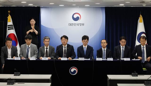 국무조정실 이정원 국무 2차장이 19일 서울 종로구 정부서울청사에서 해외직구 관련 추가 브리핑을 하고 있다. 연합뉴스