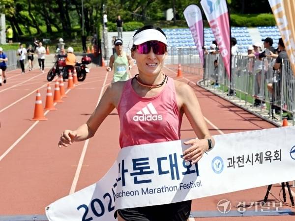 女 하프코스 우승 류승화씨. 특별취재반